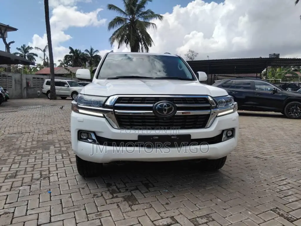 Toyota Land Cruiser 2017 White