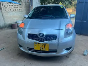 Toyota Vitz 2004 Silver