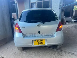 Toyota Vitz 2004 Silver