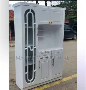 Kitchen Cabinets Milango Mitatu Na Sehemu Ya Kabati Yake Rang Nyeupe
