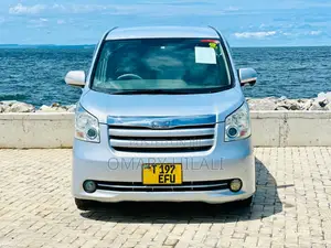 Toyota Noah 2010 Purple