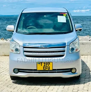 Toyota Noah 2010 Silver