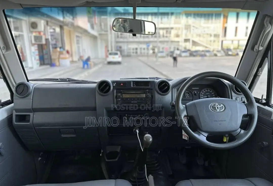 Toyota Land Cruiser 2010 White