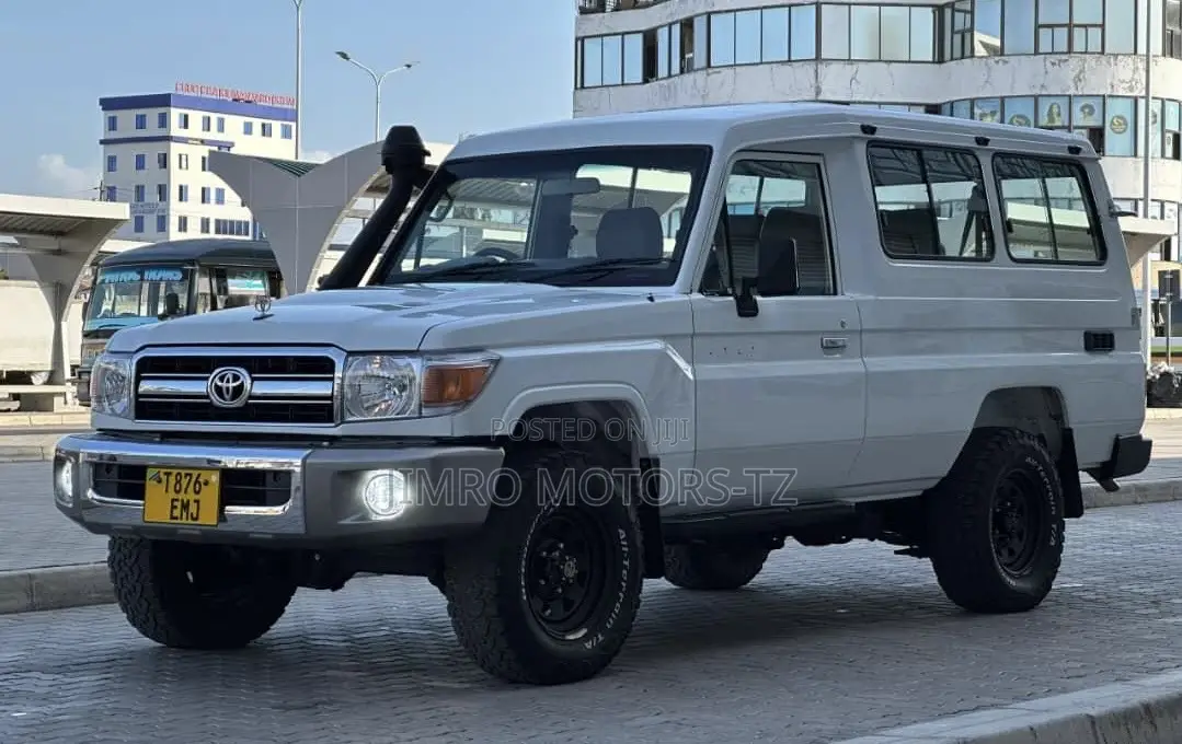 Toyota Land Cruiser 2010 White