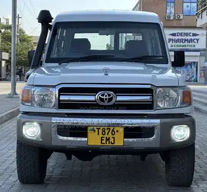 Toyota Land Cruiser 2010 White