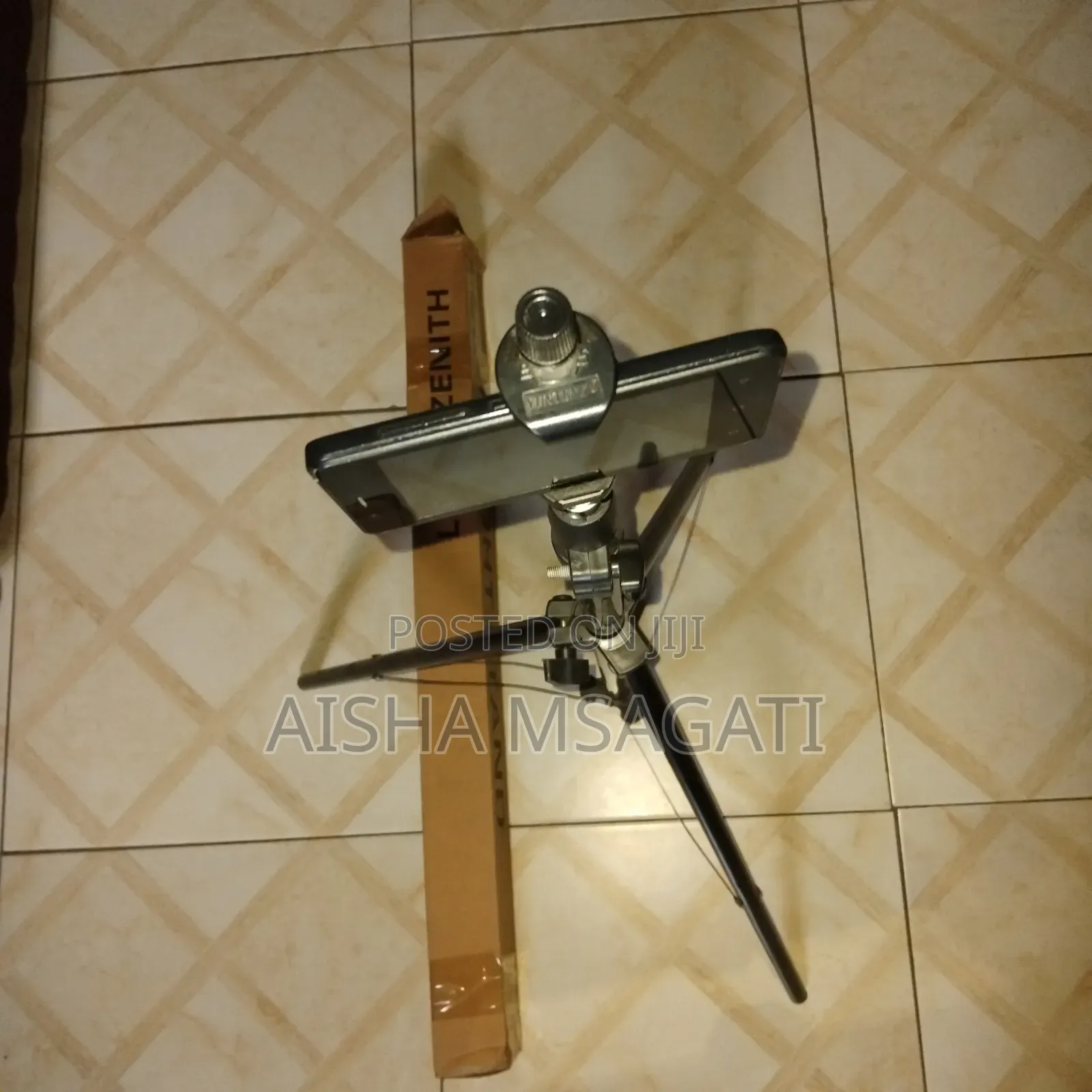 Tripod Stand Ya Kushikilia Simu,  Na Flash Light