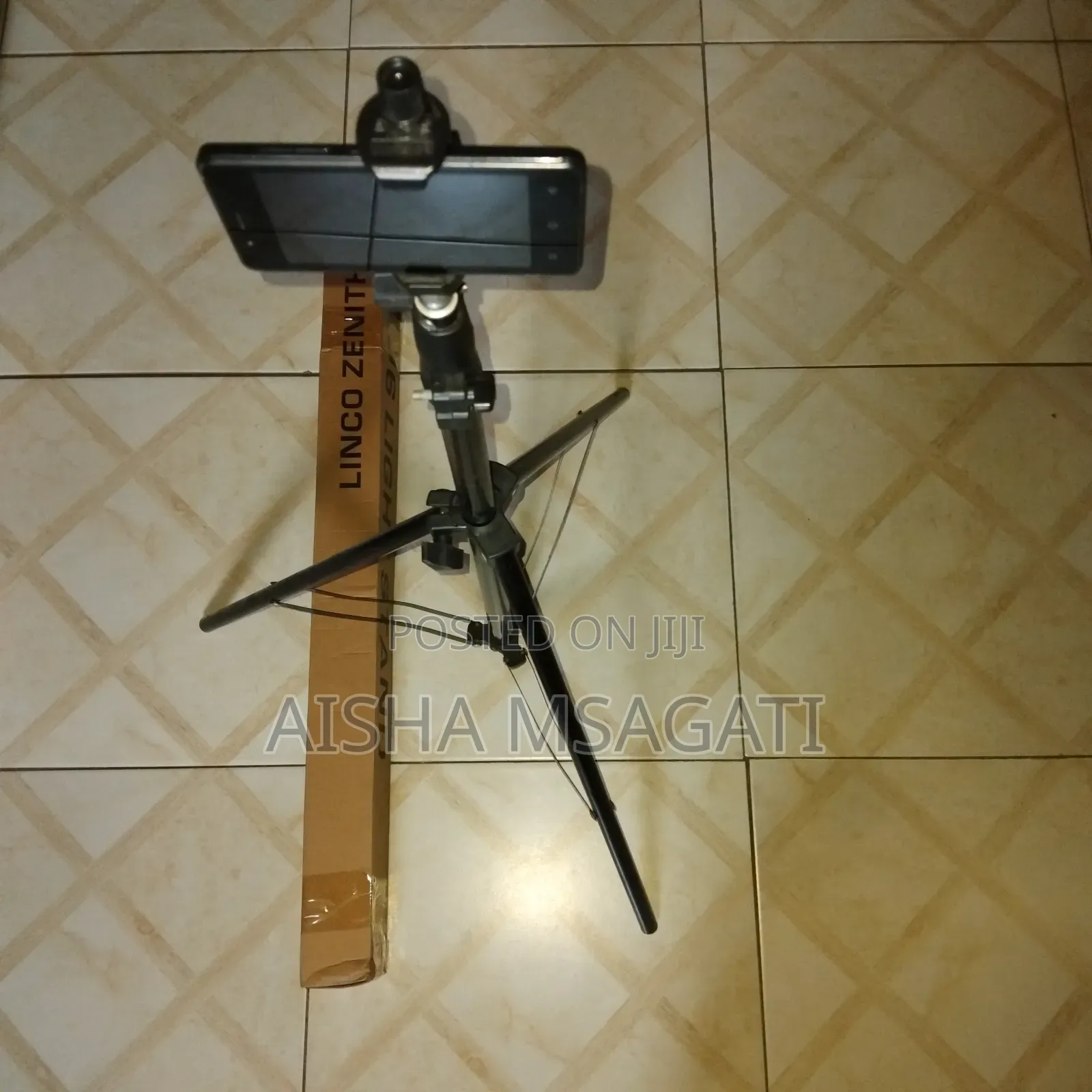 Tripod Stand Ya Kushikilia Simu,  Na Flash Light