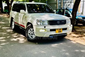 Toyota Land Cruiser 2010 White