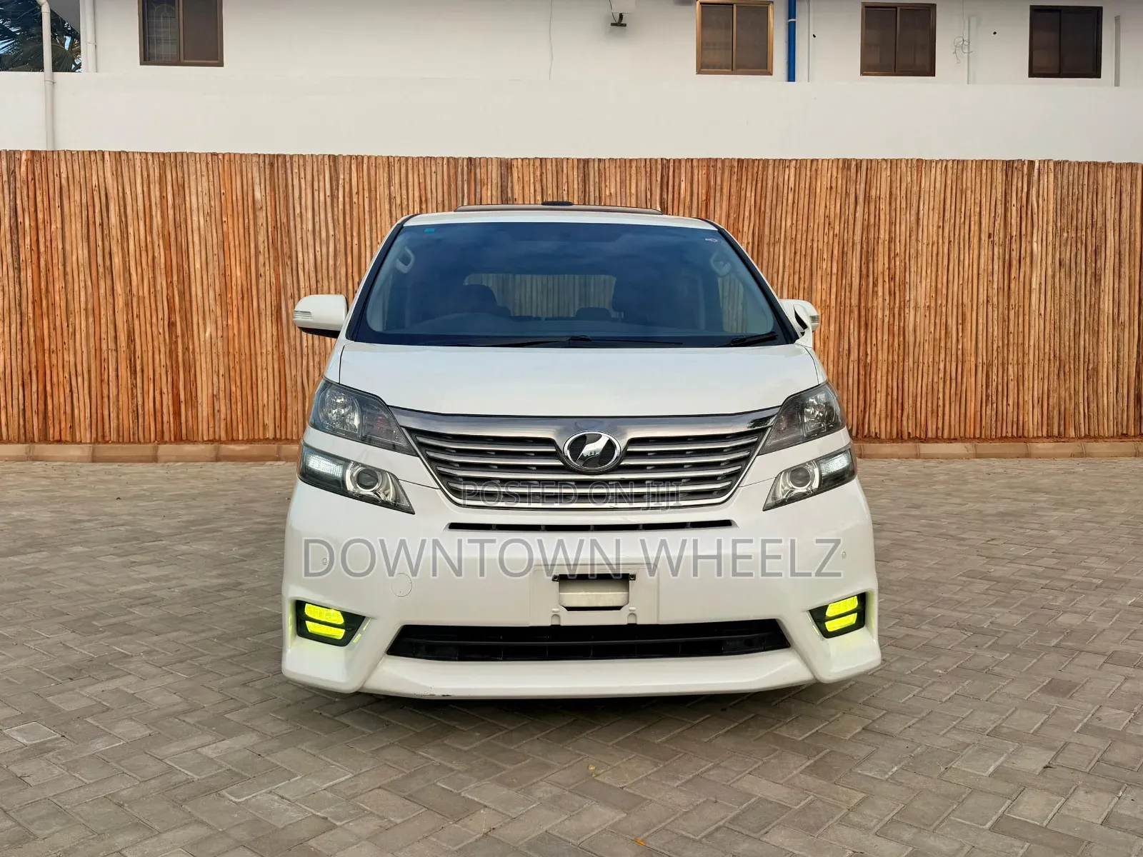 Toyota Vellfire 2010 White