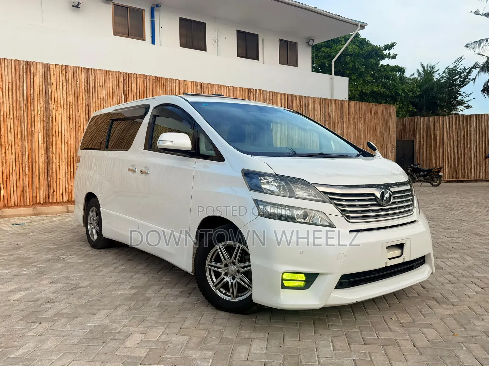 Toyota Vellfire 2010 White