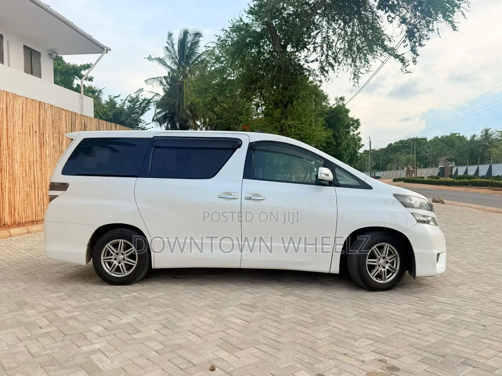 Toyota Vellfire 2010 White