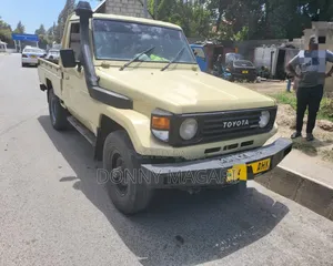 Toyota Land Cruiser 4x4 2005 Gold