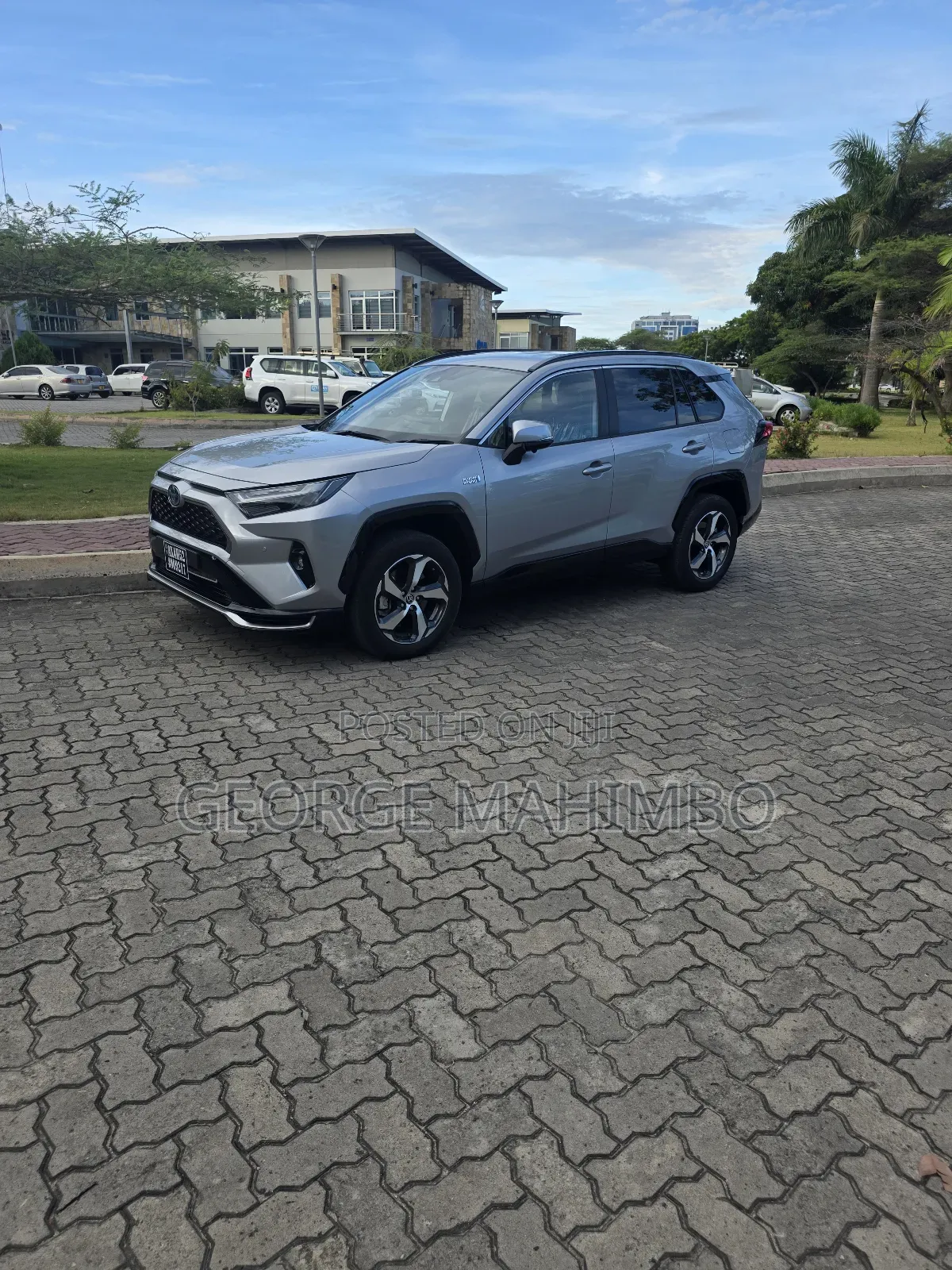 Toyota RAV4 Plug-In Hybrid XSE AWD 2025 Silver