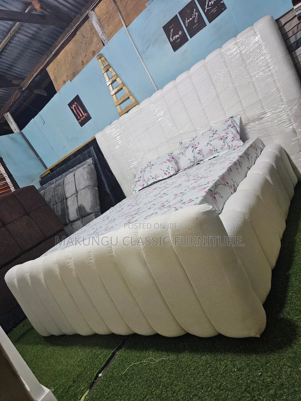 Bedsofa Ya Kisasa Na Ni Vip Rangi Nyeupe