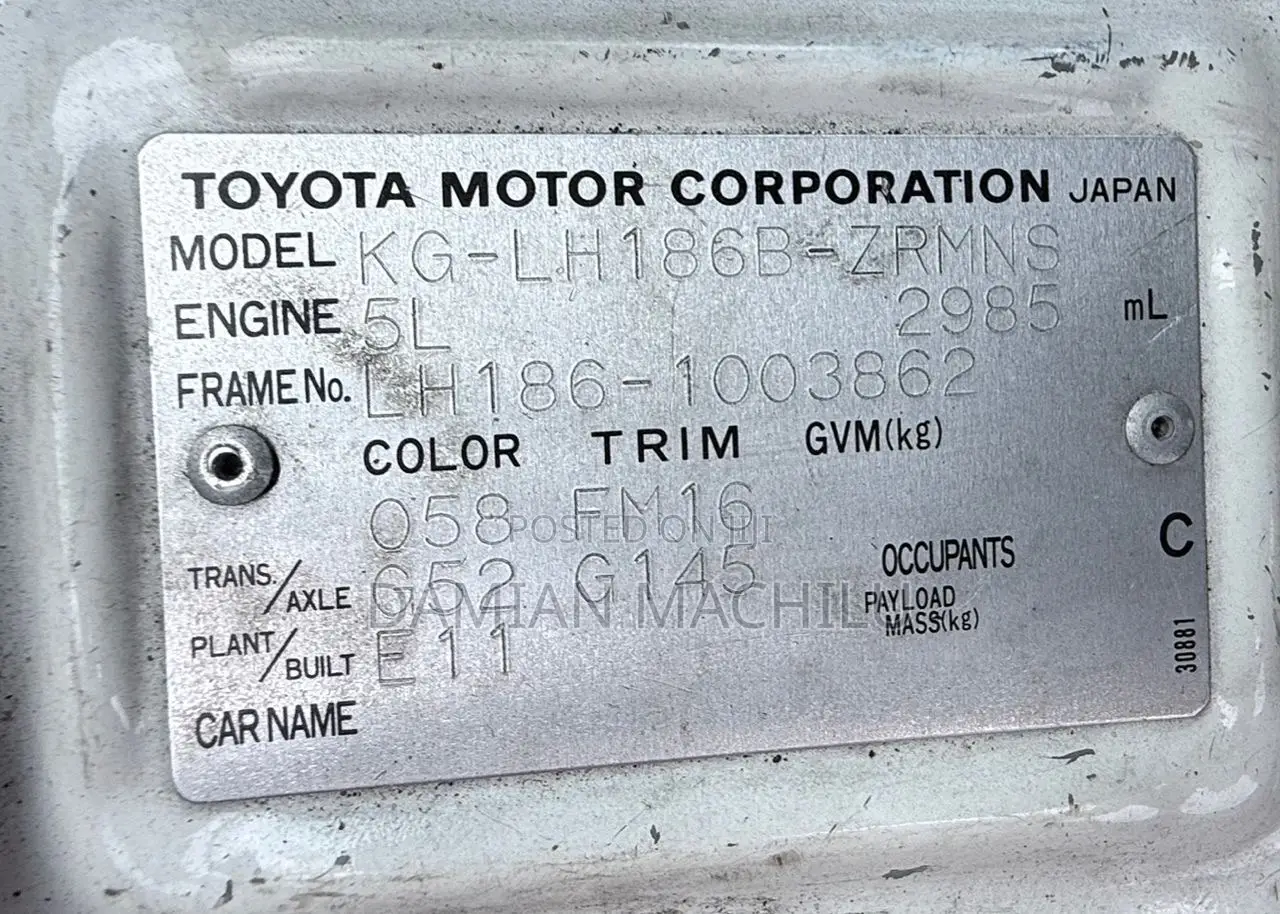 Toyota HiAce Siyaya 2004 White