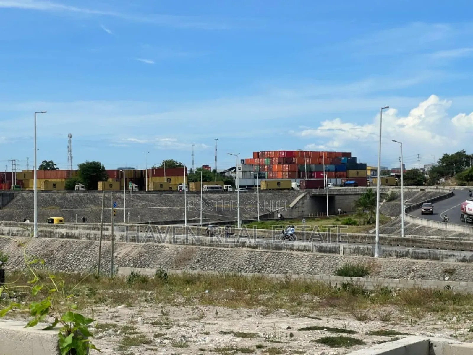 1.5acres Eneo La Yard Linauzwa Kurasini