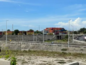 1.5acres Eneo La Yard Linauzwa Kurasini