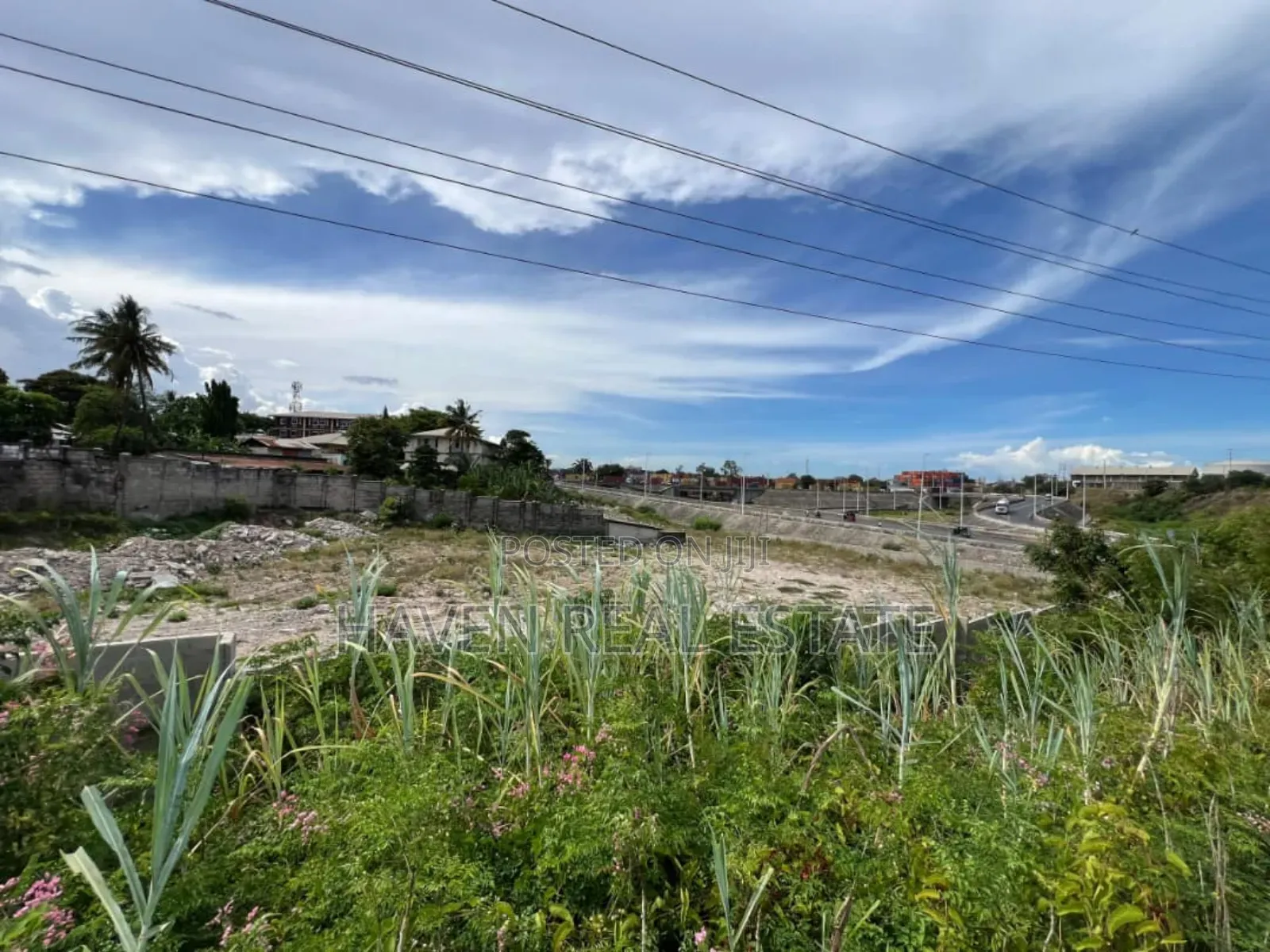 1.5acres Eneo La Yard Linauzwa Kurasini