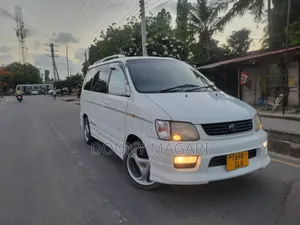 Toyota Noah 2.0 AWD (8 Seater) 2001 White