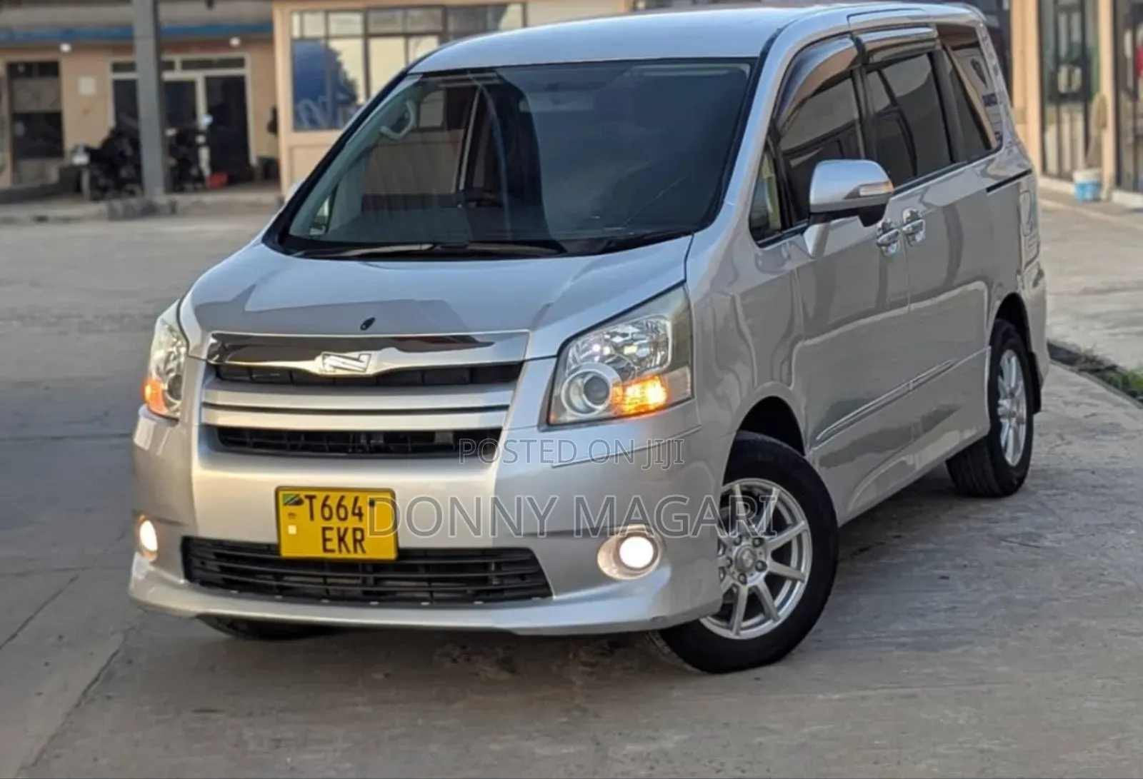 Toyota Noah 2.0 143hp AWD (8 Seater) 2008 Silver