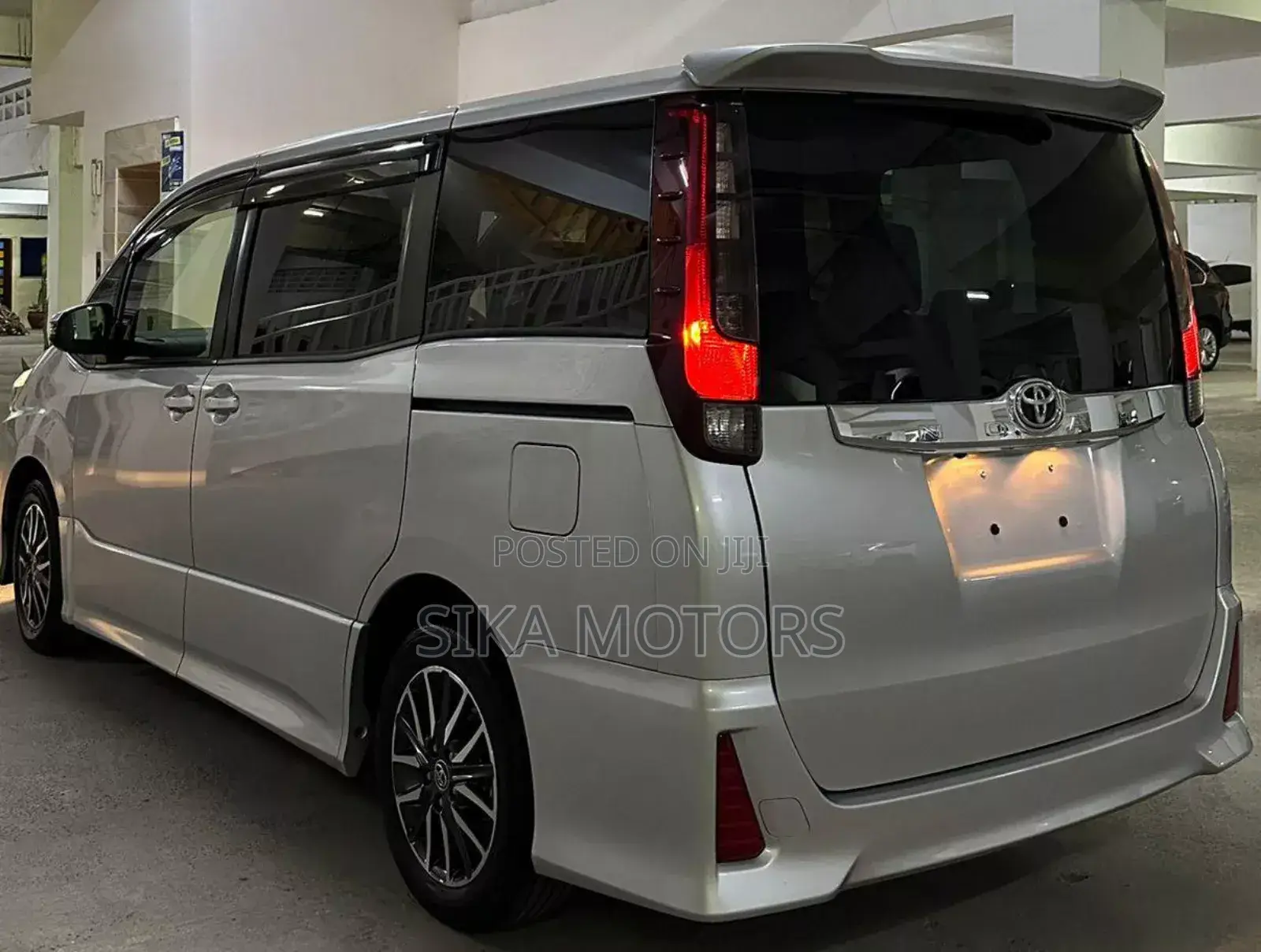 Toyota Noah 2014 Silver