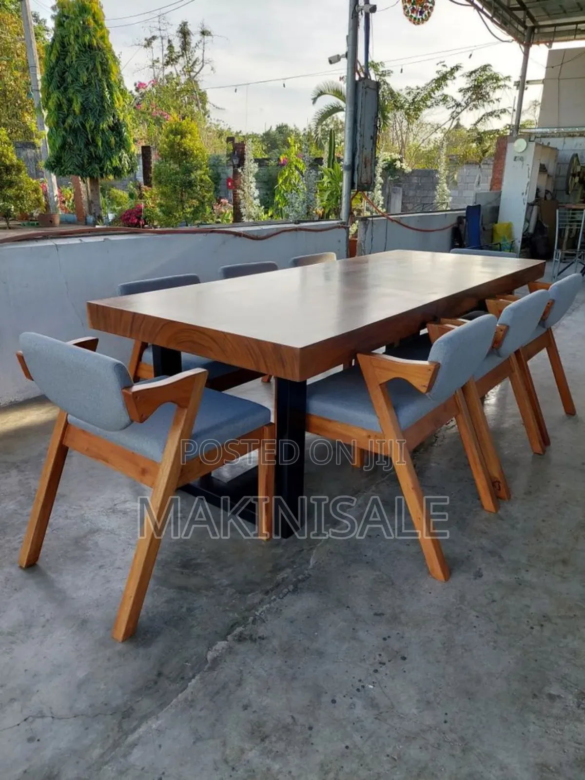 Dinner Table Ya Kisasa Kabisa