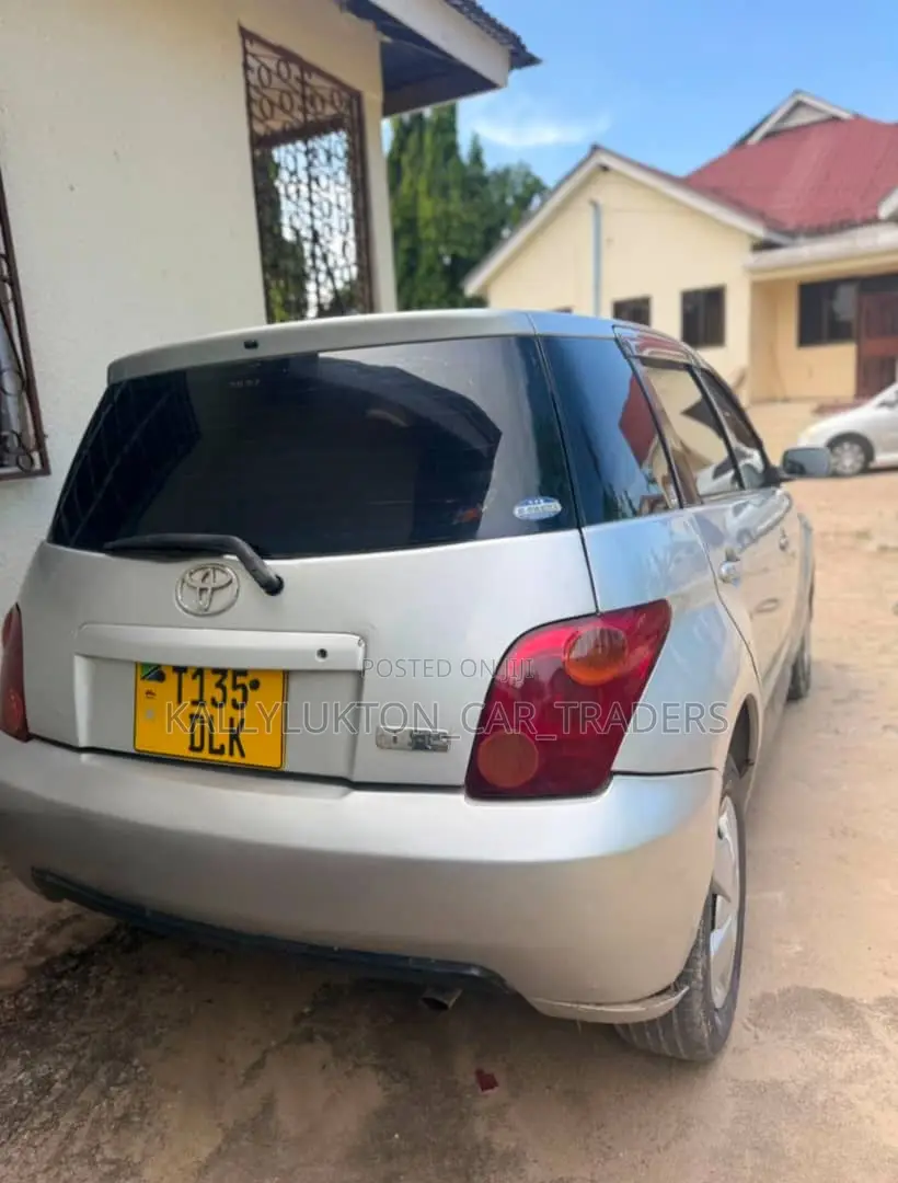 Toyota IST 2004 Silver