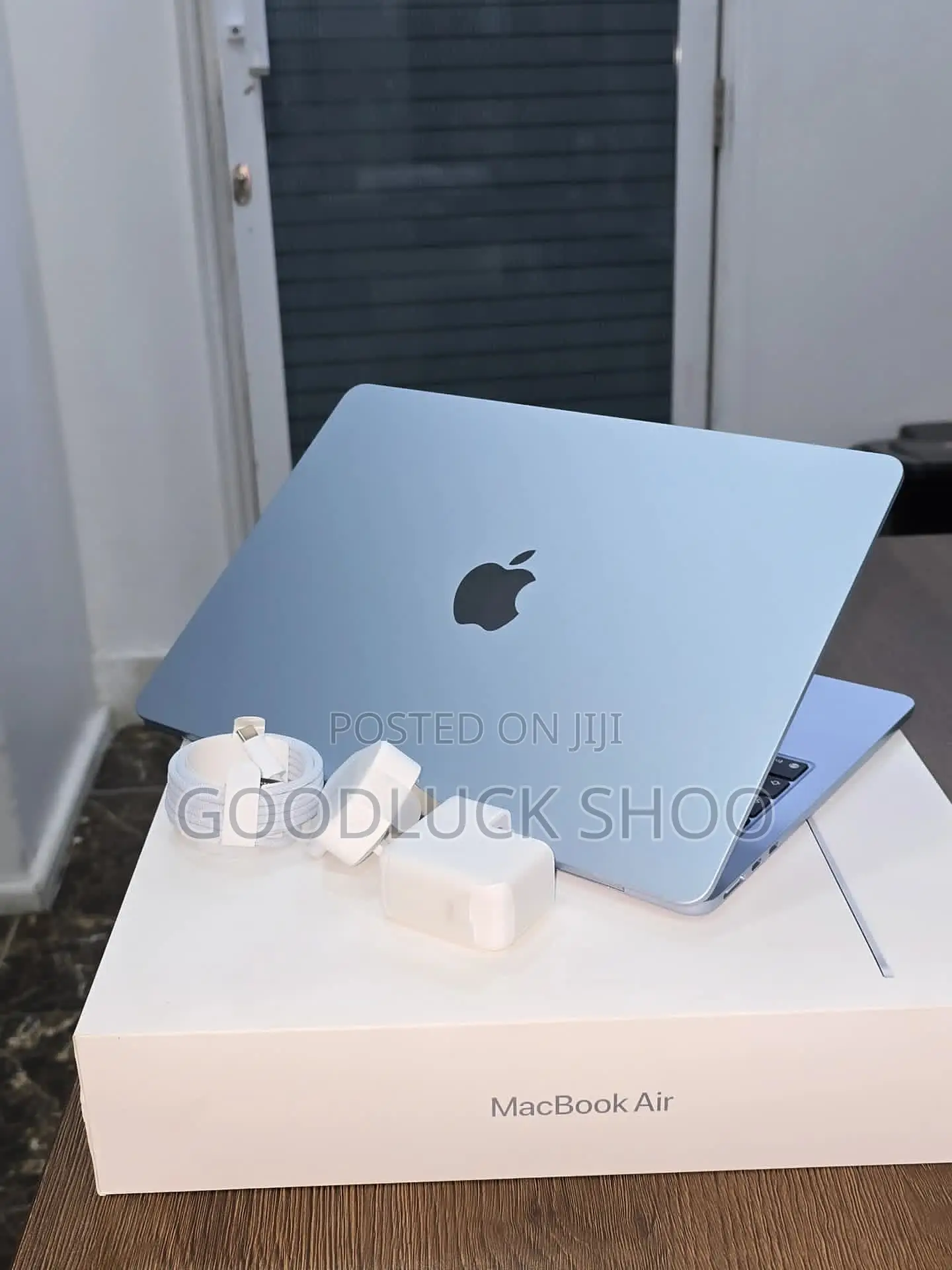 New Laptop Apple MacBook Air 2025 M4 13-Inch 16GB Apple M4 SSD 512GB