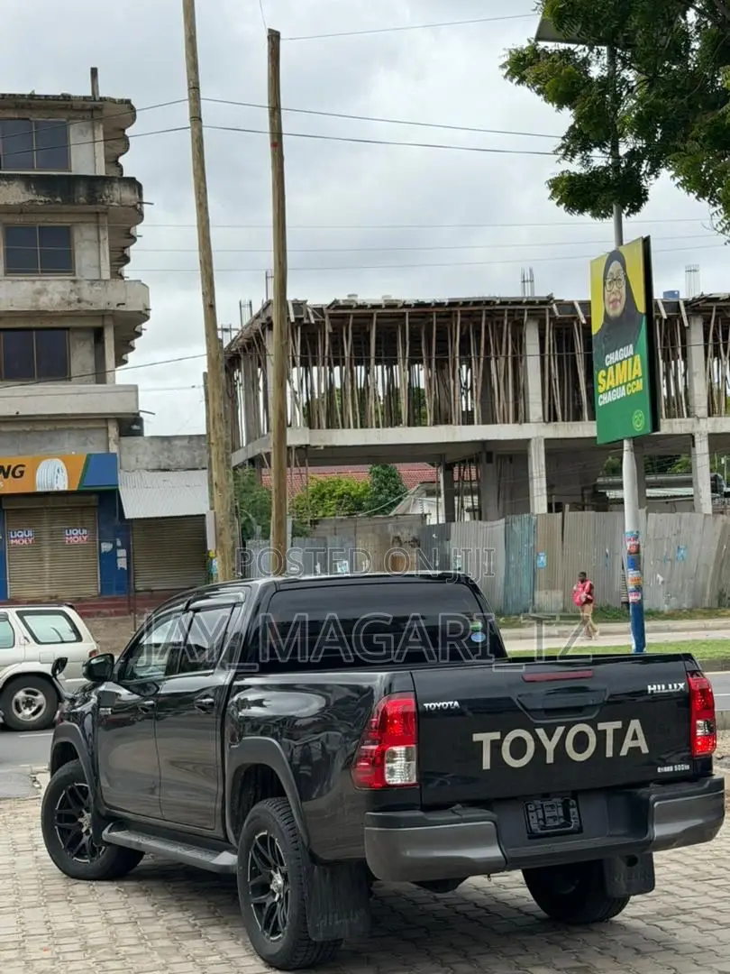 Toyota Hilux 2021 Black
