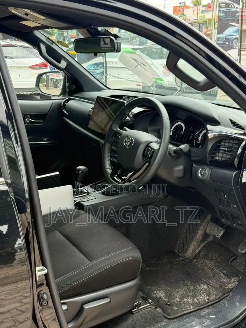 Toyota Hilux 2021 Black