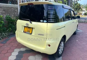 Toyota Sienta 1.5 AWD 2005 Yellow