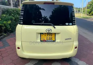 Toyota Sienta 1.5 AWD 2005 Yellow