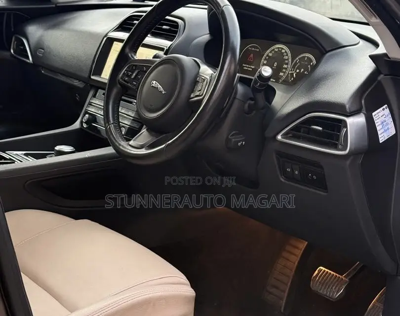 Jaguar F-Pace 2017 Gold