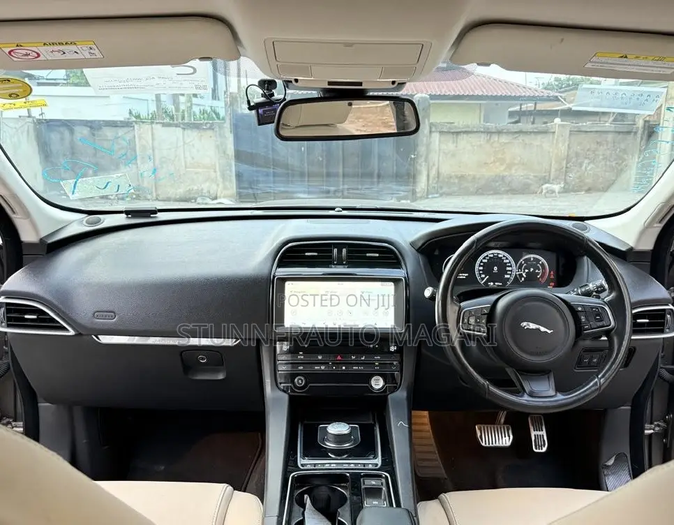 Jaguar F-Pace 2017 Gold
