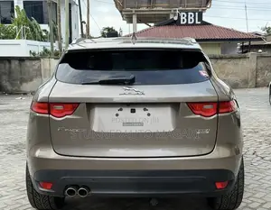 Jaguar F-Pace 2017 Gold