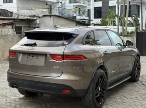 Jaguar F-Pace 2017 Gold