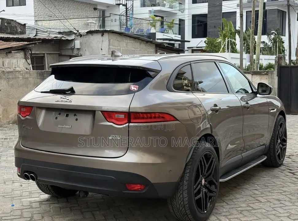 Jaguar F-Pace 2017 Gold