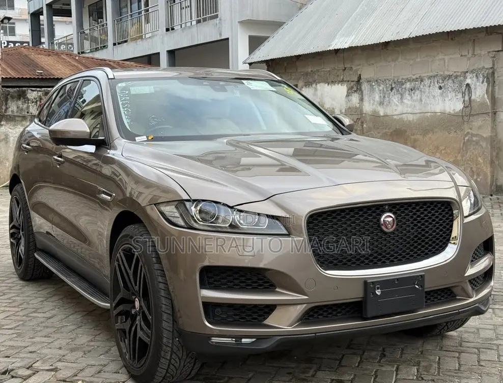 Jaguar F-Pace 2017 Gold