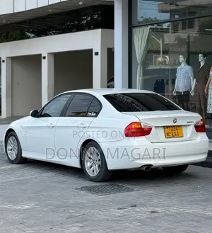 BMW 3 Series 320i RWD 2009 White