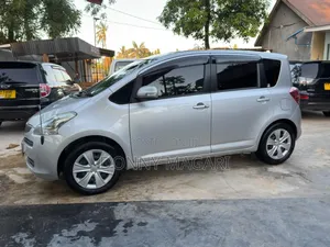 Toyota Ractis 1.3 FWD 2008 Silver