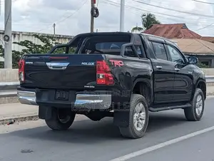 Toyota Hilux SR 4x4 2019 Black