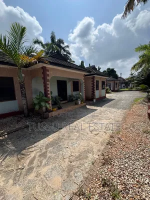 8bdrm House in Mbezibeach for sale
