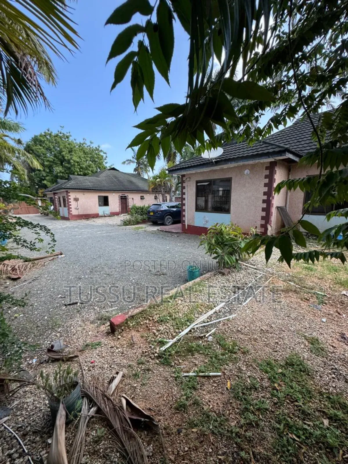 8bdrm House in Mbezibeach for sale