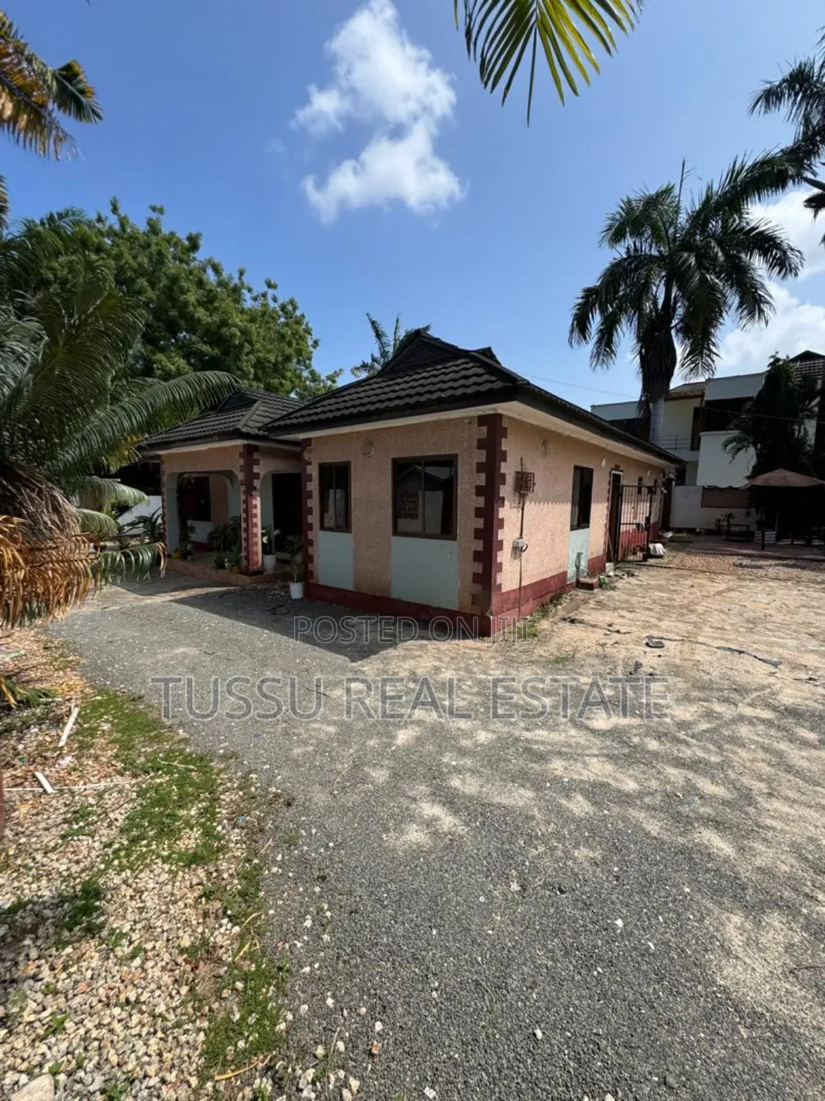 8bdrm House in Mbezibeach for sale