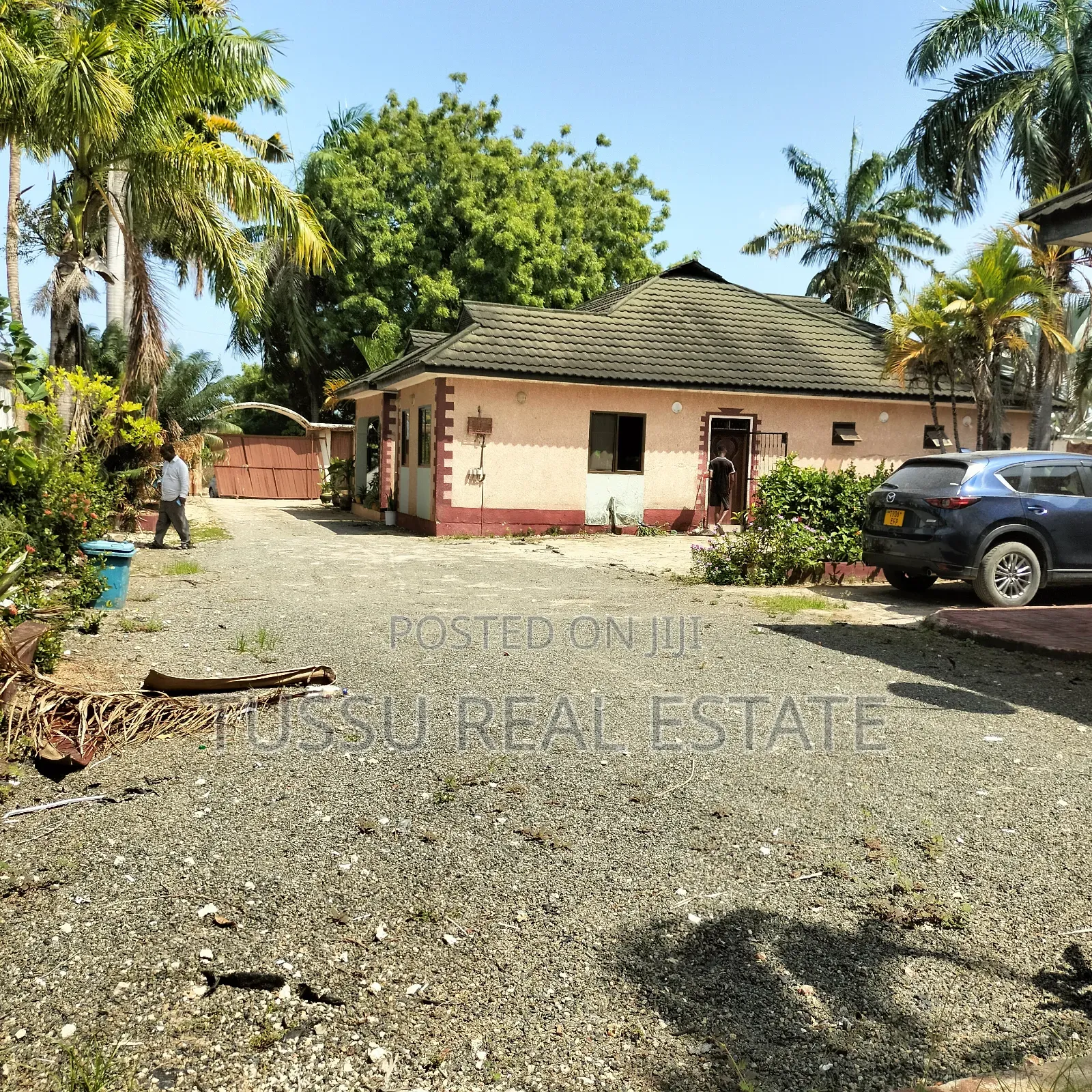 8bdrm House in Mbezibeach for sale