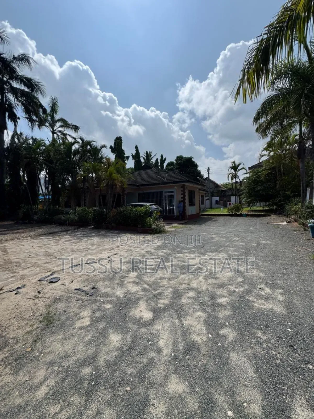 8bdrm House in Mbezibeach for sale