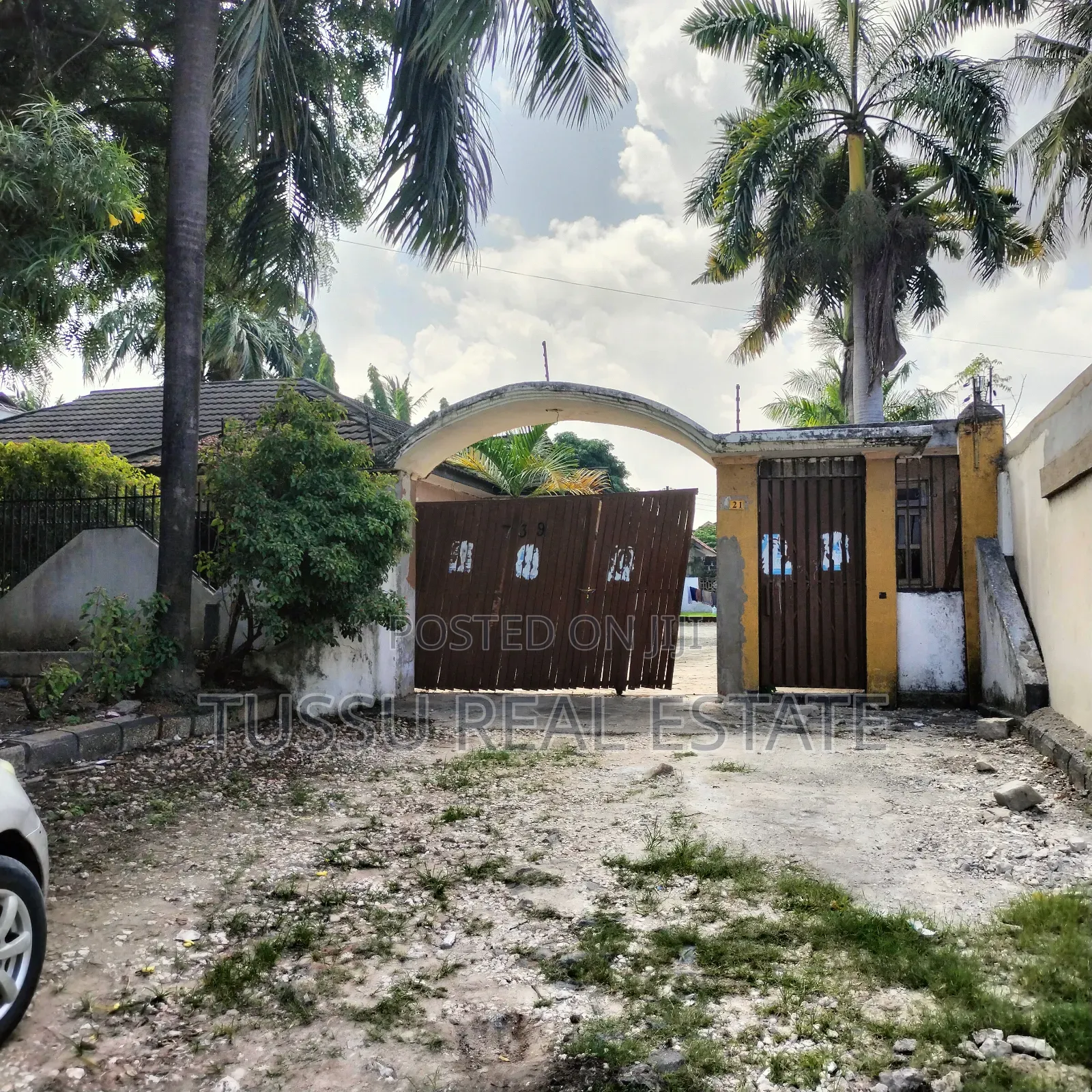 8bdrm House in Mbezibeach for sale