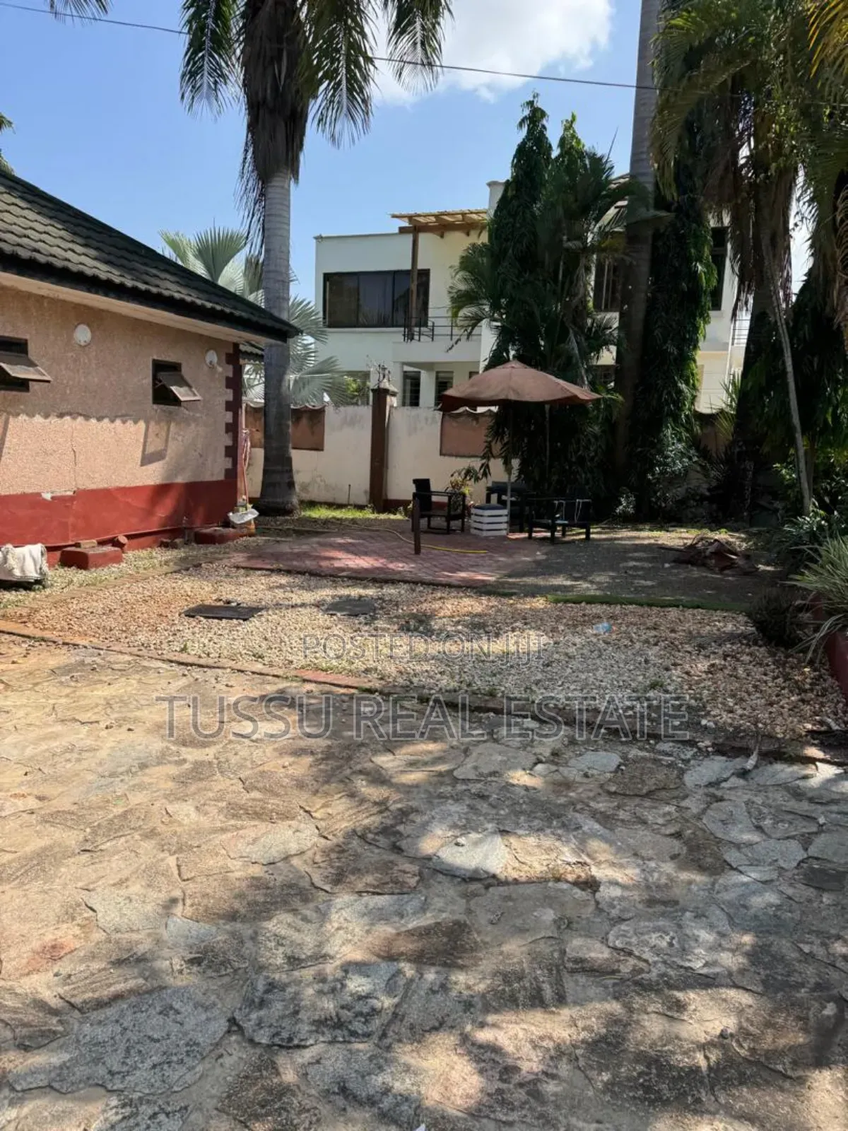 8bdrm House in Mbezibeach for sale