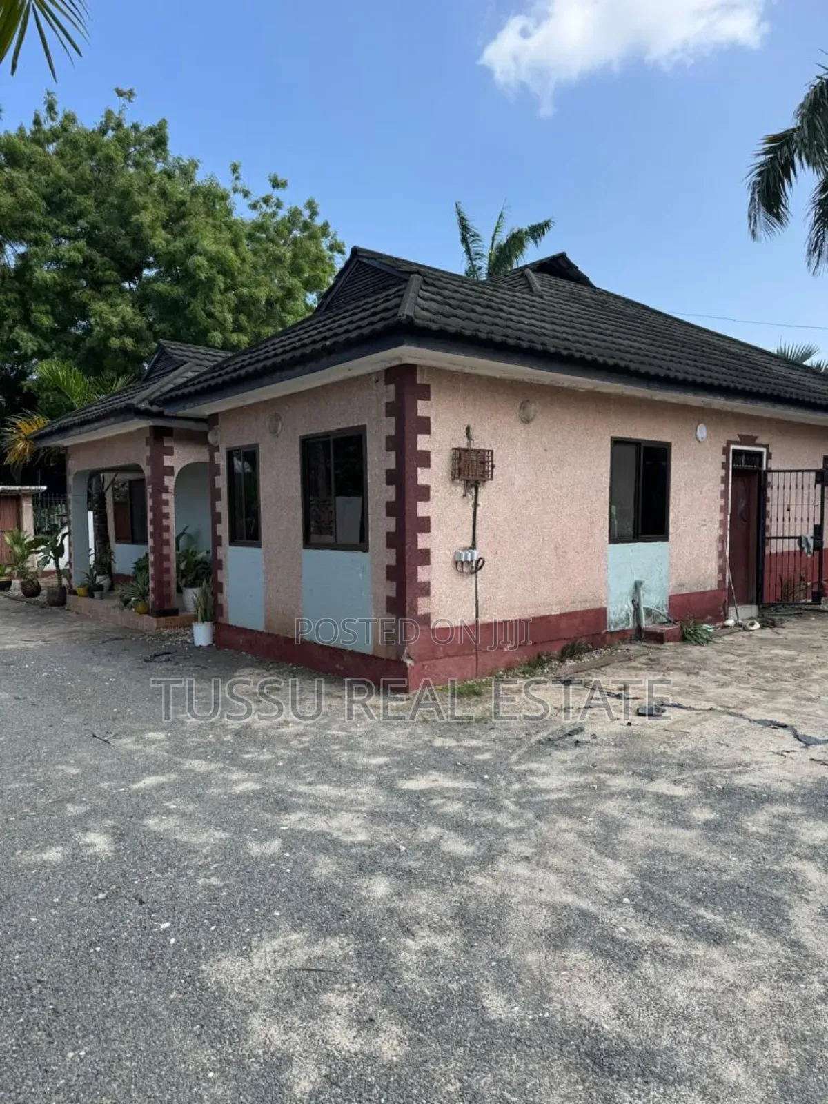 8bdrm House in Mbezibeach for sale