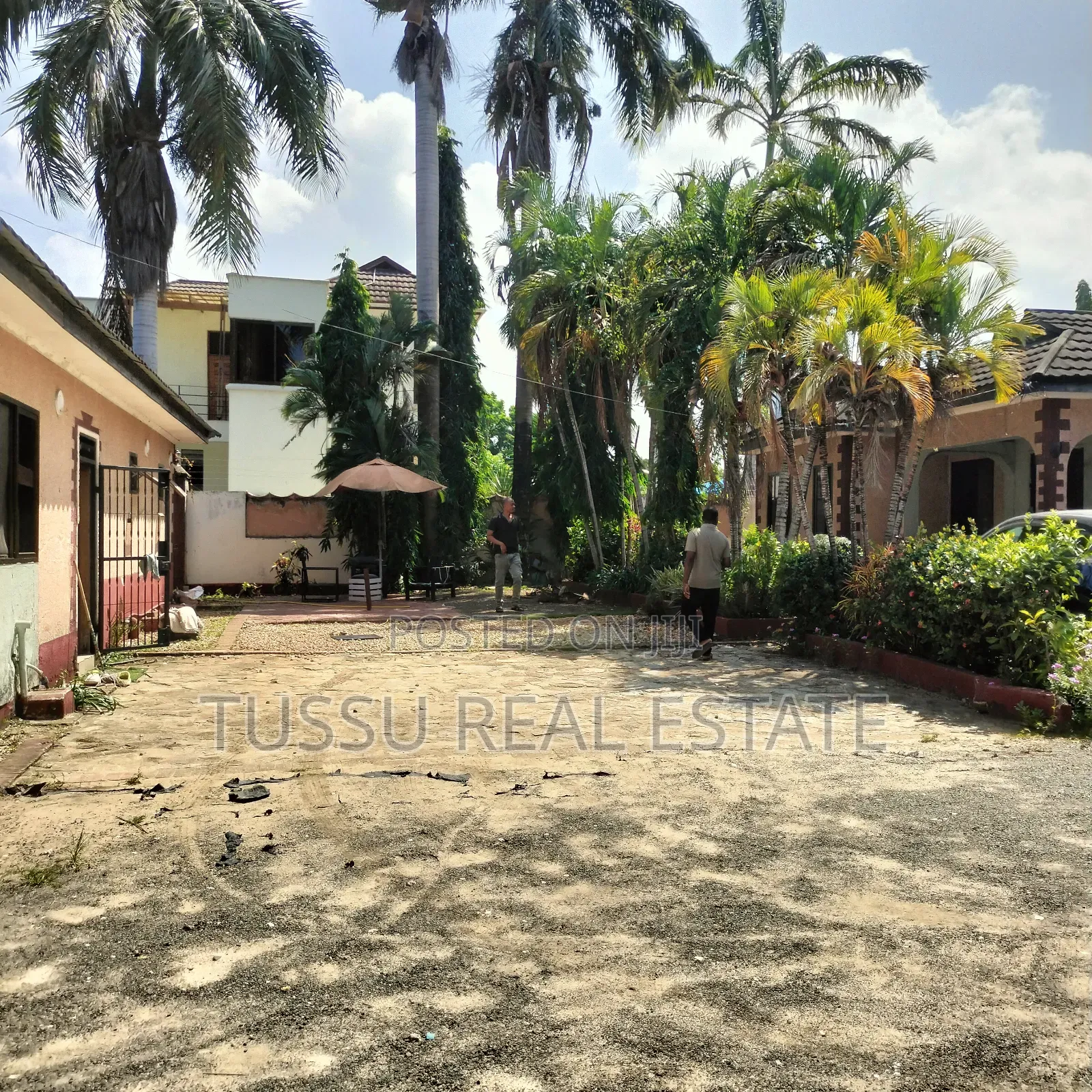 8bdrm House in Mbezibeach for sale